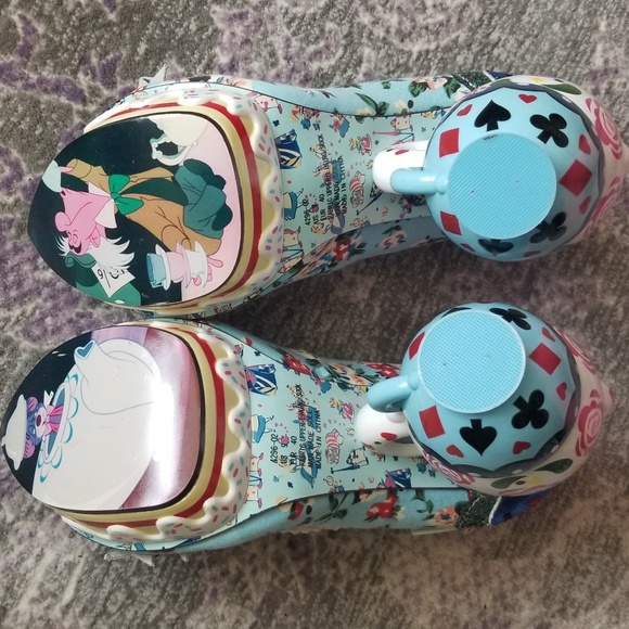 Alice in Wonderland One Lump or Two - Picture 2 of 6